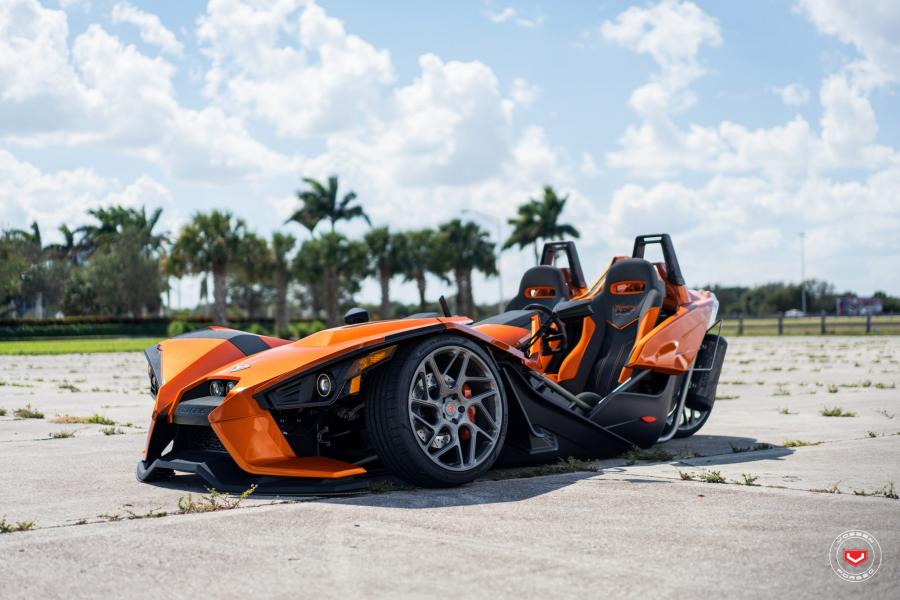  Polaris Slingshot on Vossen Wheels (CG-209T) 2017 года  (фото 14 из 14)